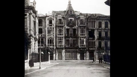 La calle Gil de Jaz, en Oviedo, poco tiempo despu�s de la revoluci�n de 1934. Al fondo se aprecian los da�os en los edificios de la calle Ur�a. El suelo ya estaba asfaltado.
