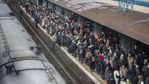 Tras las primeras horas de la invasin, miles de personas buscaron abandonar Ucrania. En la imagen, la estacin de ferrocarril de Kiev.