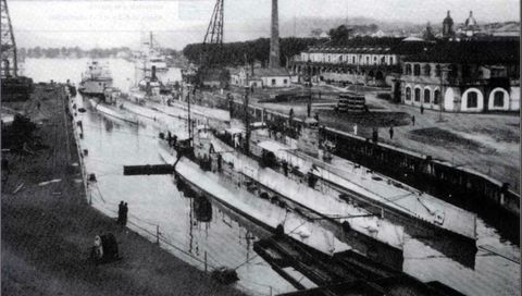 Dos submarinos clase B y cinco clase C de la Armada Espaola, atracados en el puerto del Ferrol en 1928 y usados ms tarde durante la Guerra Civil