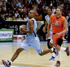 Dani L�pez entra a canasta en el duelo ante el Burgos. 