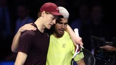 Alcaraz y Sinner se abrazan a la conclusión de la final disputada ayer en Turín