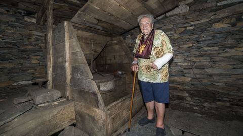 La vecina Amable Gord�n en el interior del molino