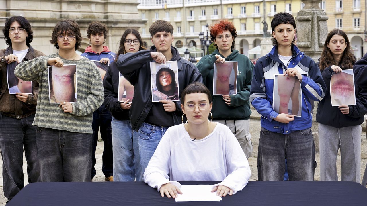 ¿Quiénes son los jóvenes con banderas rojas de la protesta contra Vox?