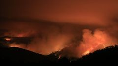 Imagen del incendio de Frox�n, en Quiroga, en la noche del domingo