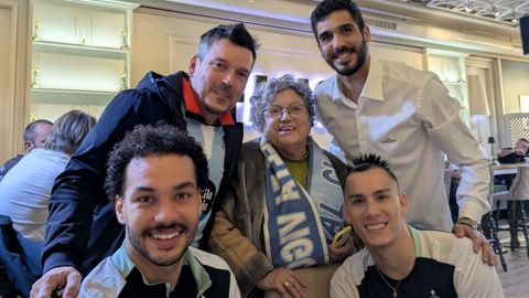 Blai Viladrichy Gloria Valedor, aficionados del Celta, con jugadores del Ludogorest.