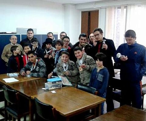 Los vencedores del torneo con sus correspondientes trofeos.