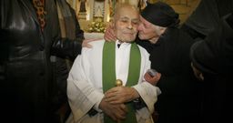 Los feligreses hicieron cola en la iglesia para saludar y hacerse la foto con el p�rroco, Dositeo Vali�as. 