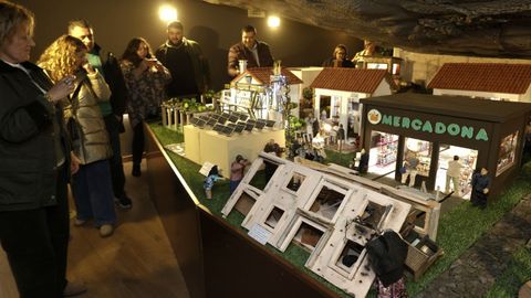 Visitantes disfrutando del Bel�n de Valga