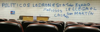 Pintadas, contra los pol�ticos y sindicalistas, en el sal�n de actos del edificio sindical. 