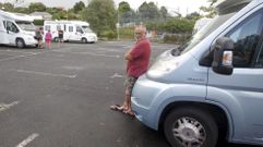 Un grupo de franceses estacionados en el �rea de autocaravanas de A Malata.