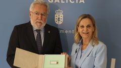 El presidente del Parlamento de Galicia, Miguel Santalices, muestra el informe anual que le present, en formato digital, la Valedora do Pobo,Dolores Fernndez Galio.