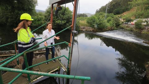 La alcaldesa, Mariña Gueimunde, emitió un bando restringiendo el uso del agua de la traída para beber, cocinar o lavar los dientes; y alaba la coordinación entre Viaqua, Concello, Xunta, Diputación, Seprona y demás organismos a la hora de atajar la emergencia derivada del vertido de purín al Landro
