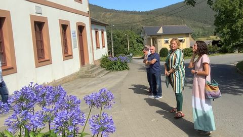 La consejera de Derechos Sociales y Bienestar, Melania �lvarez, y la alcaldesa de Coa�a, Rosana Gonz�lez, en el exterior del futuro centro de d�a para personas mayores de Coa�a