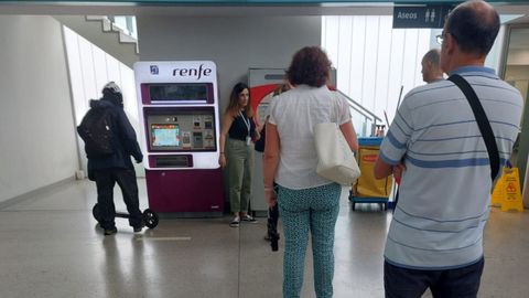 M�quinas expendedoras en la estaci�n de Renfe de Gij�n