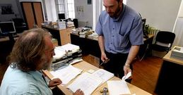 El representante de Compromiso por Galicia entrega ayer la lista en la junta electoral.