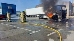 Cami�n embargado por Hacienda que arde en el puerto de Ribeira