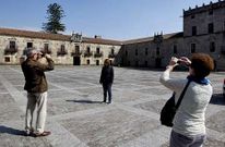 En la oficina de turismo de Cambados atendieron medio millar de consultas m�s que en 2013.