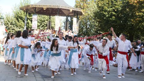 Danza das Espadas en la procesin del 2022.