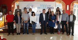 Manuel Fandi�o, en el centro, junto a su equipo, ayer por la tarde en Mux�a. 