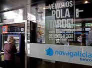 Cartel en la sede principal del banco en A Coru�a anunciando la apertura vespertina.
