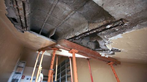 La escalera que da acceso a la planta bajo cubierta en una de las alas del Concello se encuentra apuntalada.