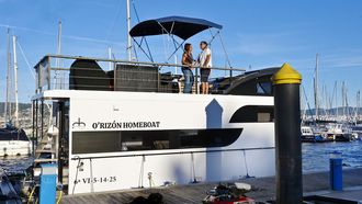 As� es O Riz�n Homeboat en el puerto depotivo de Moa�a