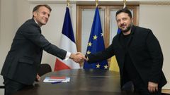 El presidente ucraniano, Volod�mir Zelenski, saluda a Emmanuel Macron en Bruselas. 