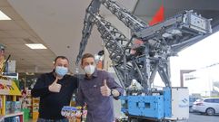 Marco Gil (a la derecha) junto a David Roca y la r�plica de la gr�a que lleva millares de piezas