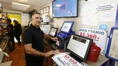Miguel L�pez, due�o de la cafeter�a Vista Alegre, de Burela