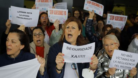 Personal sanitario del Chuac en la concentración de este jueves frente al servicio de urgencias