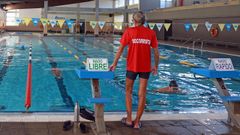 Una socorrista vigilando en la piscina municipal de Ribeira, la que m�s usuarios tiene de la comarca