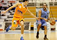 Dani Rodr�guez, ante Hern�ndez en el derbi del s�bado.