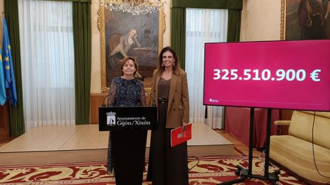 La alcaldesa de Gij�n, Carmen Moriy�n, en rueda de prensa en el Consistorio gijon�s, acompa�ada de la concejala de Hacienda, Mar�a Mitre.