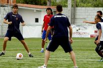 Luisito, en el centro de la imagen, dirige una sesi�n de trabajo de los rojillos.