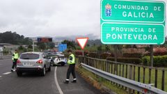Control de la Guardia Civil en el l�mite de la provincia de A Coru�a con la de Pontevedra