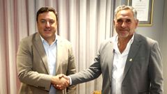 El presidente de la Diputaci�n (izquierda) y el alcalde de Cerdido, tras la firma del convenio de colaboraci�n