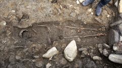 Esqueleto achado nunha das tumbas escavadas no castro de San Lourenzo (Cereixa, Lugo)