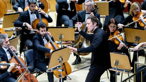 Gonz�lez-Monjas, en plena direcci�n de la ONE durante la interpretaci�n de la obra sinf�nica de Soutullo �El mar de hielo�.