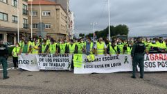 Trabajadores de Ence este viernes delante del puente de A Toxa