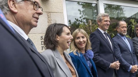 Tona Mart�nez (en el centro) con el presidente de la CEG, la conselleira de Industria, el presidente de la Xunta y el presidente de Abanca