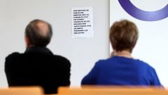 Pacientes, en una sala de espera del Cunqueiro un d�a de huelga m�dica