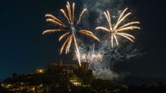 Noche de fuegos de artificio en el conjunto monumental de Monforte