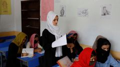 Kerishma Rasheedi, de 16 años, lee durante una clase en una escuela privada en Kabul.
