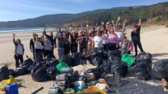 El grupo voluntario en la playa de Estorde.