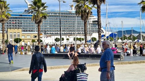 Turistas del trasatl�ntico Sky Princess, en la zona de A Laxe, en Vigo.