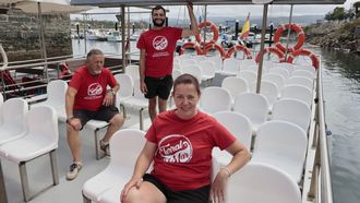 Personal de la empresa TerralMar, ese jueves en el muelle ribadense de Porcill�n