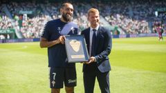 El jugador del Celta Borja Iglesias, homenajeado por el Elche.