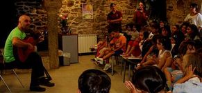 Xabier D�az deleit� a los ni�os con sus arrolos en el �ltimo d�a de actividades en O Couto.