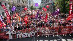 Manifestantes durante la manifestaci�n por el D�a del Trabajador, a 1 de mayo del 2026, en Madrid (Espa�a). Los sindicatos mayoritarios de CC.OO. y UGT convocan la movilizaci�n anual bajo el lema �Derechos, no trincheras. Salarios, vivienda y democracia� para reivindicar el fin de la precariedad laboral.