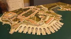 En la imagen, la maqueta del astillero que est� en Exponav y muestra c�mo era en 1775.